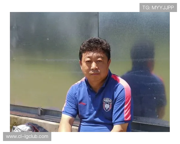 我心中的足球英雄他用坚韧与拼搏书写传奇