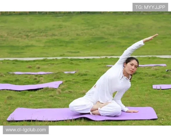 美女灵动演绎小足球技巧 展现青春活力与运动魅力